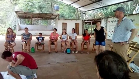 Como parte de las actividades en Paraje Cinco Mil, las mujeres recibieron materiales, compartieron sus dudas y su interés en realizar una próxima capacitación en la colonia. Foto: Fundación Hora de Obrar