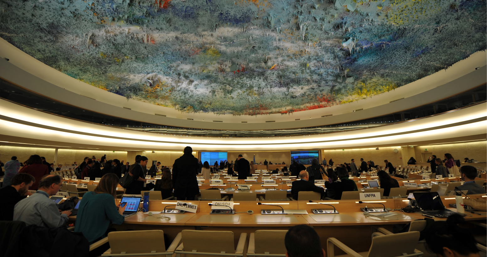 Die Decke des Plenarsaals vom Menschenrechtsrat im Palais des Nations, in dem in der Regel die Sitzungen stattfinden. Foto: LWB/C. Kästner