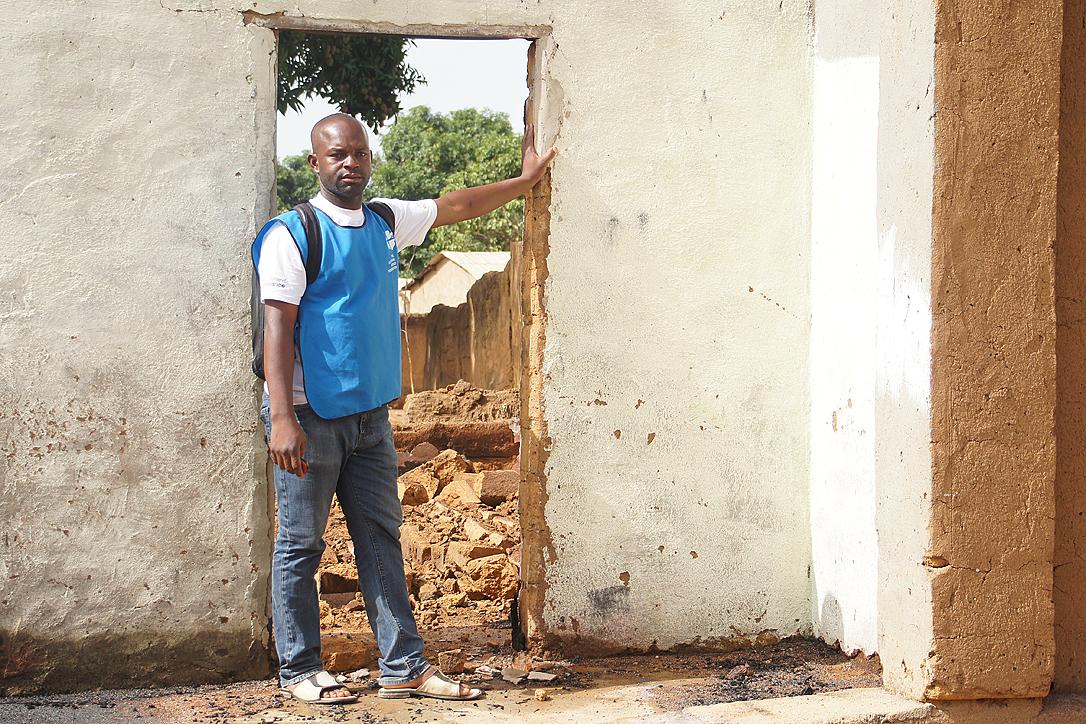 Armand Yabinti, Kontaktperson im LWB-Nothilfeprogramm in der Zentralafrikanischen Republik, vor den Trümmern seines Hauses in Bohong in der Präfektur Ouham Pendé. Foto: LWB/P. Mumia