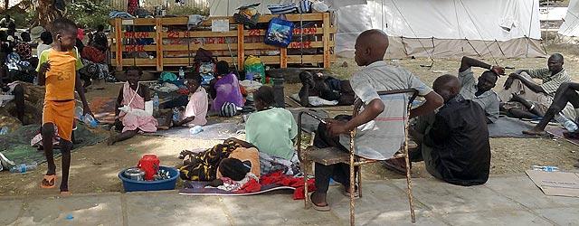 The LWF is providing food, water, blankets and other assistance to victims of the recent inter-ethnic attacks in Jonglei State, like these wounded taking shelter outside an overcrowded Juba hospital. Â© LWF