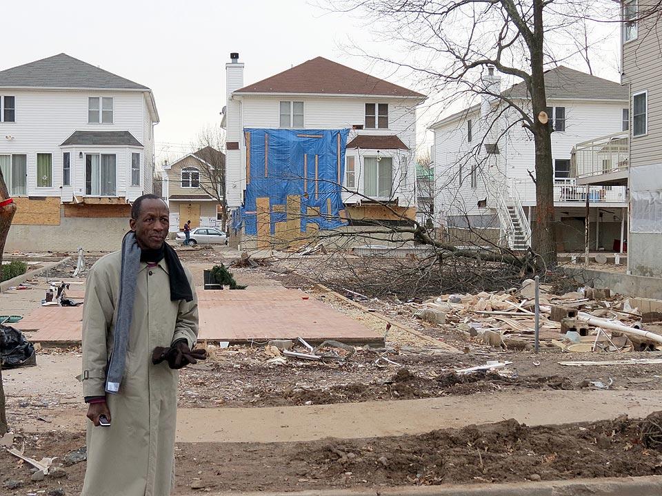 Elisa Buberwa, Bischof der nordwestlichen ELKT-Diözese, macht sich ein Bild von den Zerstörungen, die der Sturm in Staten Island, New York, angerichtet hat. © ELKA
