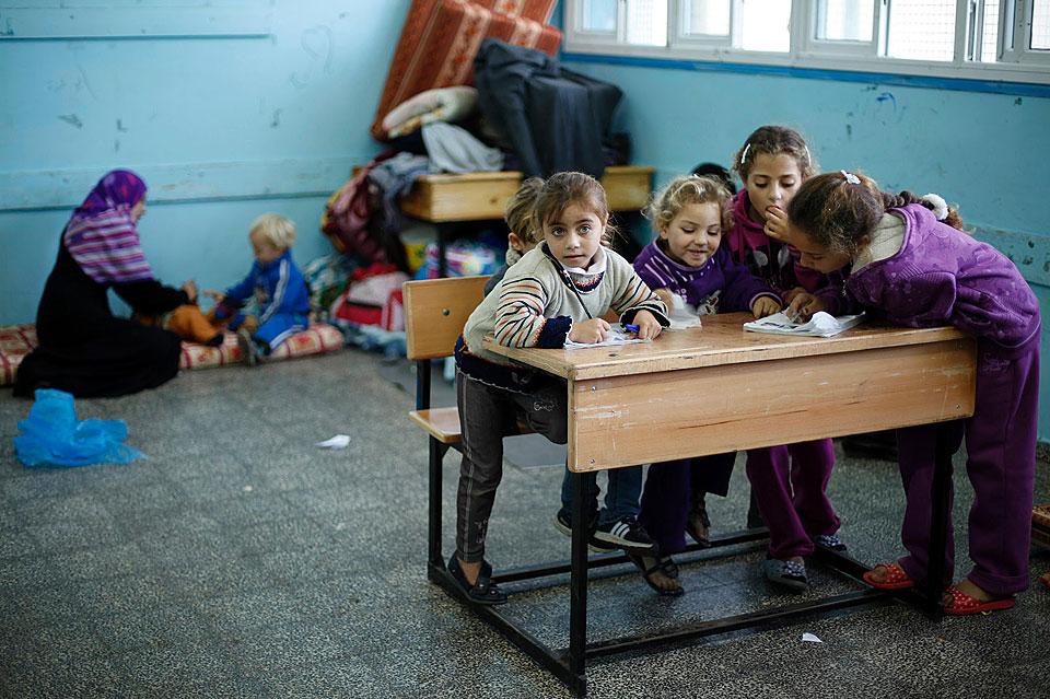 Vertriebene palästinensische Kinder spielen in einem Klassenzimmer einer von der UNO betriebene Schule im Gazastreifen. © Suhaib Salem/Reuters, mit Genehmigung von Trust.org - AlertNet