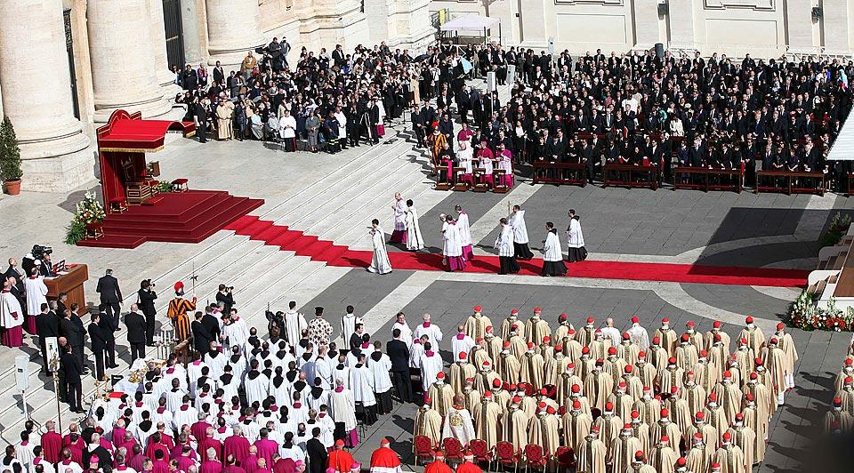 LWF President Bishop Dr Munib A. Younan and General Secretary Rev. Martin Junge attended the inauguration mass of the pontificate of Pope Francis at the Vatican. Â© Miguel Ãngel Romero/Presidencia de la RepÃºblica del Ecuador (Creative Commons Non-Commercial Share-Alike)