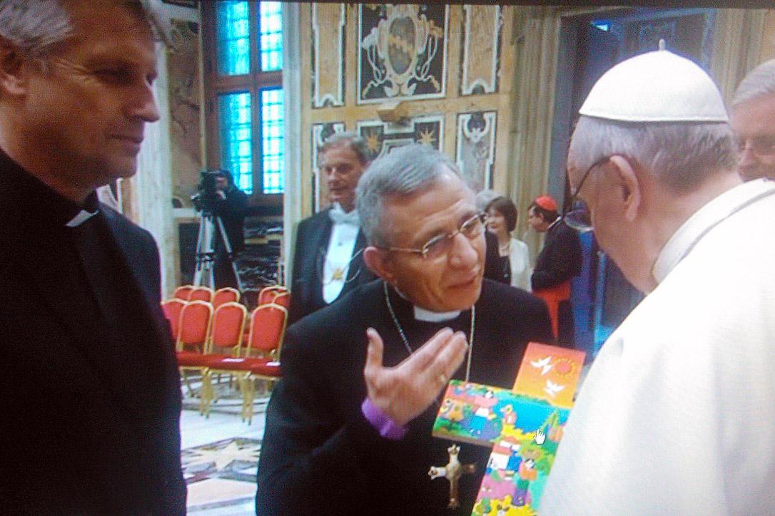 LWB-Präsident Bischof Dr. Munib A. Younan überreicht Papst Franziskus während einer Audienz im März 2013 ein Kreuz aus El Salvador.