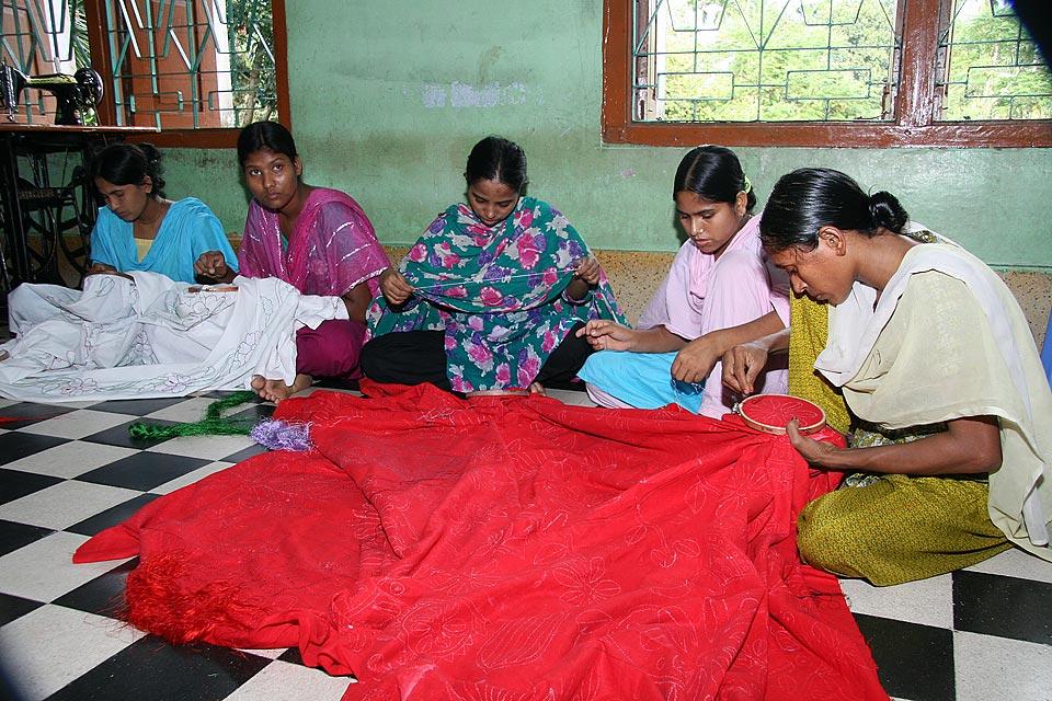 Mädchen und Frauen, die Opfer von MenschenhändlerInnen oder anderen Formen von Gewalt geworden sind und befreit wurden, lernen im RDRS-Rehabilitationszentrum in Rangur im Nordwesten Bangladeschs handwerkliche Fertigkeiten wie Nähen und Sticken. © RDRS-Bangladesch