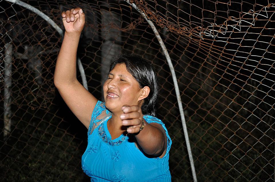 Saturnina Flores, fussballbegeisterte Mutter von zwei Kinder hat in der Lutherische Kirchengemeinde Glaube und Hoffnung in Santa Cruz, Bolivien, Arbeit und Unterstützung gefunden. © LWB/Edwin Mendivelso