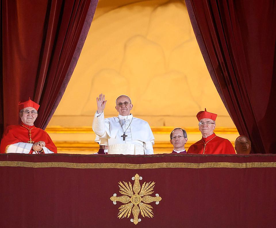 Der argentinische Kardinal Jorge Mario Bergoglio wurde zum römisch-katholischen Papst gewählt. © Mazur/catholicnews.org.uk; Creative Commons-Lizenz „Nicht-kommerziell – Weitergabe unter gleichen Bedingungen“ (CC-NC-SA), <a href="http://www.flickr.com/photos/catholicism/8555990888/">via Flickr</a>