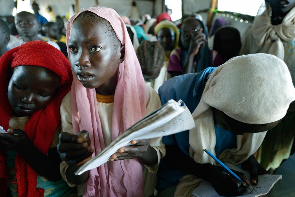 Die Mädchen sind aufmerksame Schülerinnen im Flüchtlingslager Gendrassa im südsudanesischen Bundesstaat Obernil, wo der LWB der Ausbildung in seiner humanitären Arbeit zentrale Bedeutung beimisst. © Paul Jeffrey
