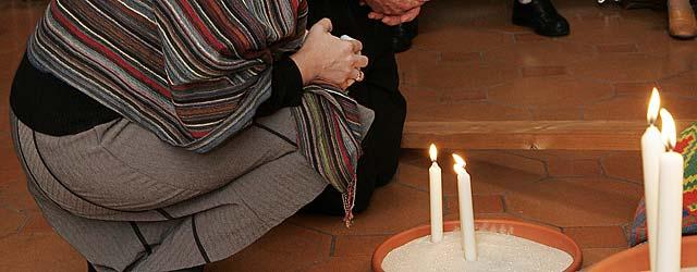 Auf einer LWB-Konsultation über Theologie im Leben der Kirchen zünden Teilnehmende Kerzen in einer Morgenandacht an. © LWB/D.-M. Grötzsch
