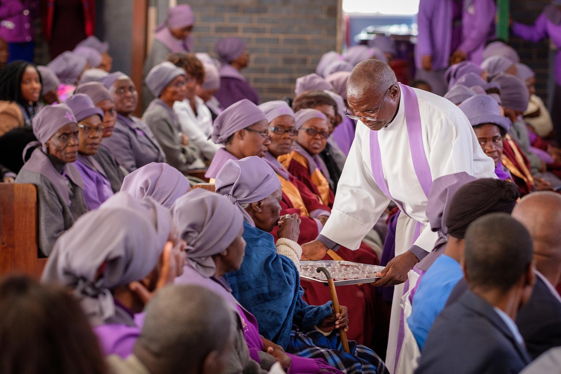 Vor der COVID-19-Pandemie stattete der LWB-Generalsekretär Simbabwe einen Solidaritätsbesuch ab. Auf diesem Foto verteilt ein Pfarrer während des Gottesdienstes in der Gemeinde Njube Center der Evangelisch-Lutherischen Kirche in Simbabwe das Abendmahl. Foto: LWB/A. Danielsson
