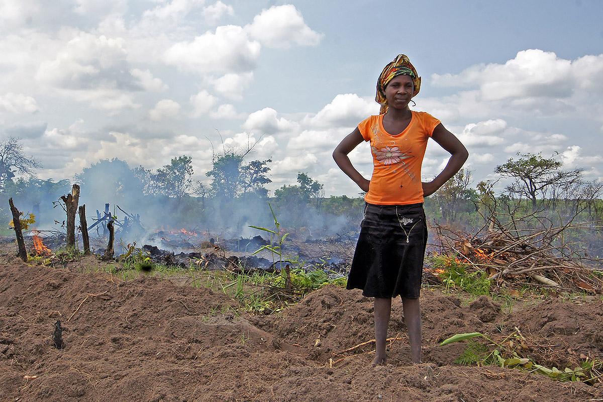 Eine Angolanerin rodet ein Stück Land in Moxico. Obwohl das Land der Gemeinschaft gehört, können es die Dorfvorsteher an externe Investoren verpachten. Foto: LWB/C. Kästner