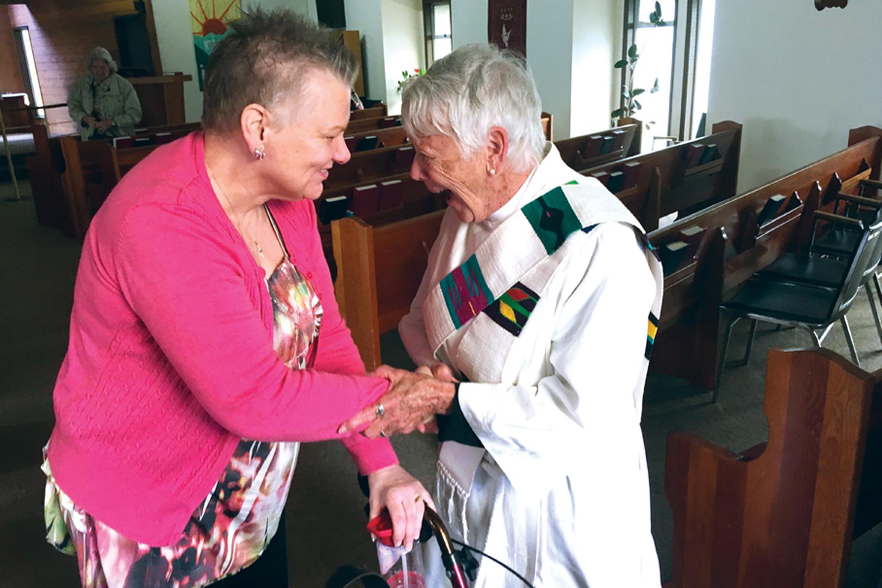 Carole McCormick im Gespräch mit einer Gottesdienstbesucherin in ihrer lutherischen Kirchengemeinde in Powell River (Provinz British Columbia). McCormick ist eines der jüngsten Mitglieder ihrer Gemeinde und damit diejenige, die einen Großteil der Arbeit leistet, um sie am Leben zu erhalten. Foto: Canada Lutheran