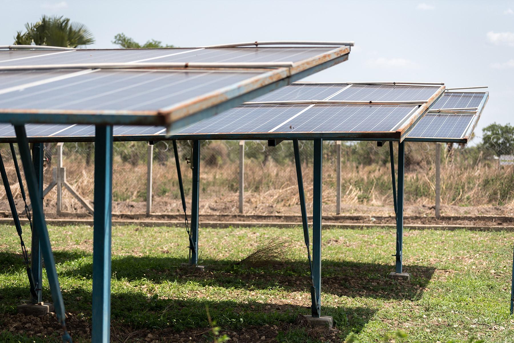 Solarmodule für eine solarbetriebene motorisierte Wasserpumpe im Dorf Orinya in der Siedlung Palorinya in Uganda. Der LWB setzt 14 hybride solarbetriebene Wasserpumpen und weitere 152 handbetriebene Bohrlöcher ein, um die Flüchtlinge mit Wasser zu versorgen. Foto: LWB/Albin Hillert
