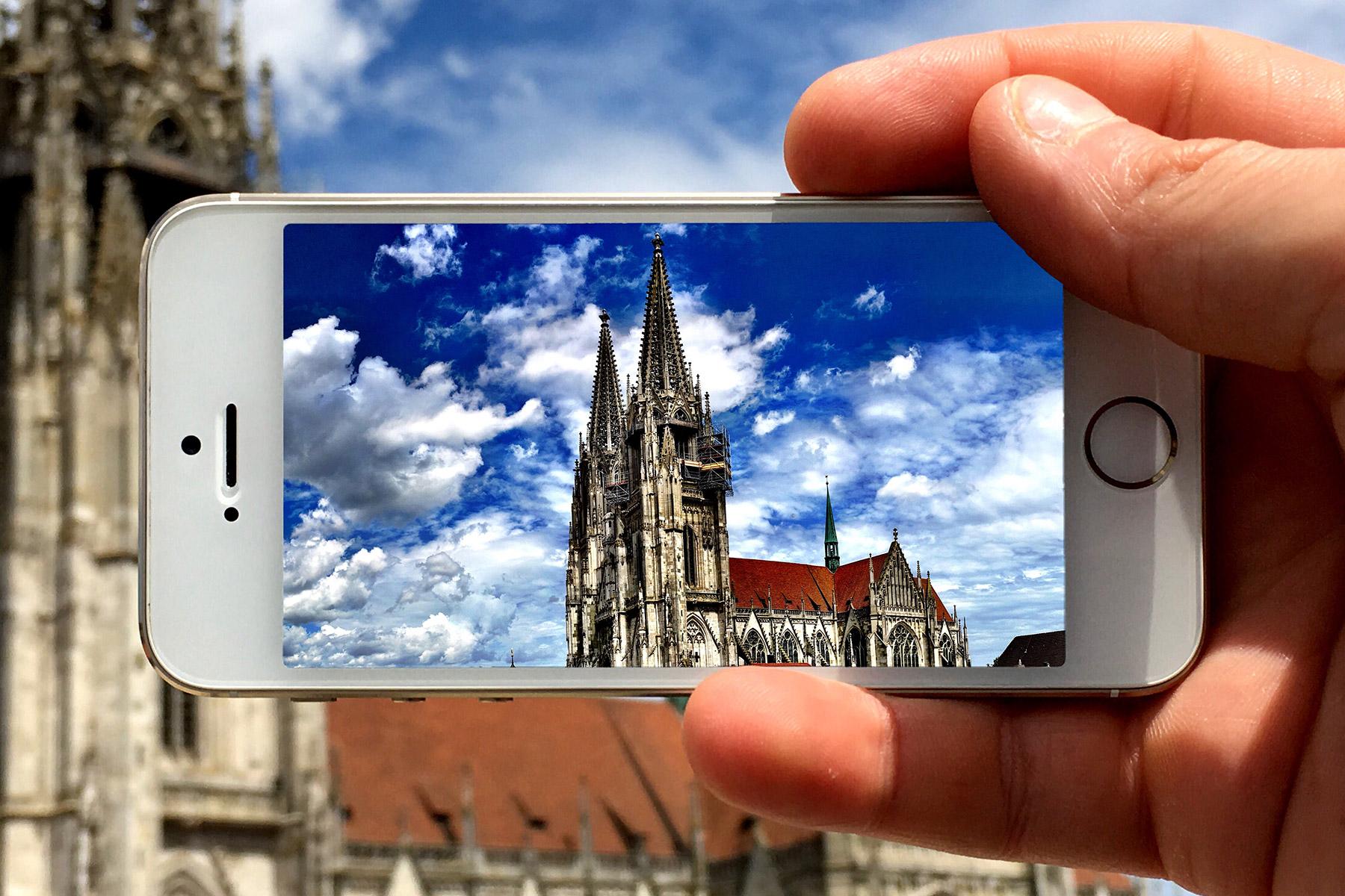 Der Regensburger Dom, gesehen durch ein Smartphone. Foto: ANBerlin/ flickr