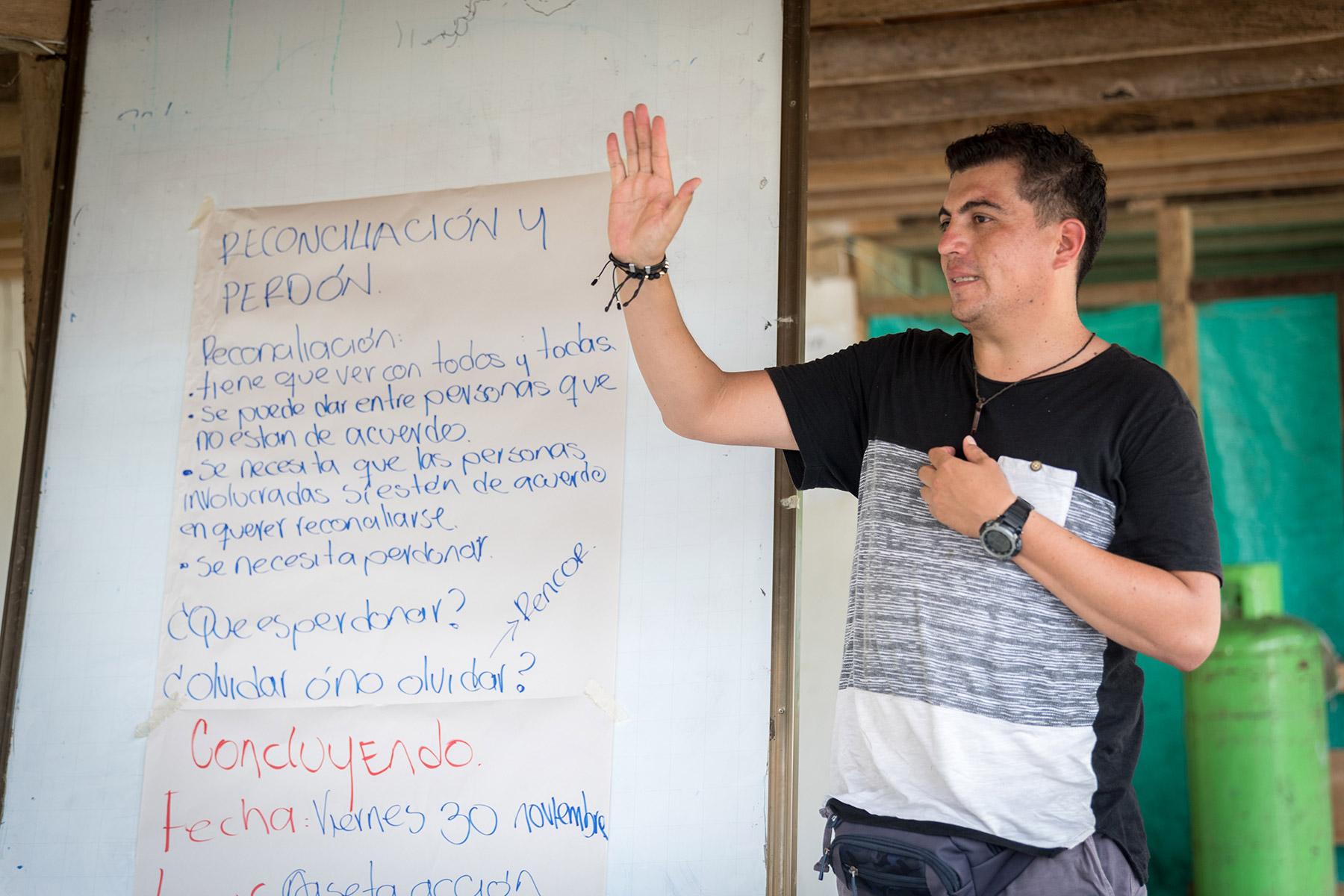 Edwin Mosquera leitet einen Workshop über Vergebung und Versöhnung im Rahmen des Projektes „Vom Krieg zum Frieden“ der Evangelisch-Lutherischen Kirche Kolumbiens, die drei Gemeinwesen im Nordwesten Kolumbiens im Departamento de Antioquia unterstützt. Foto: LWB/A. Hillert