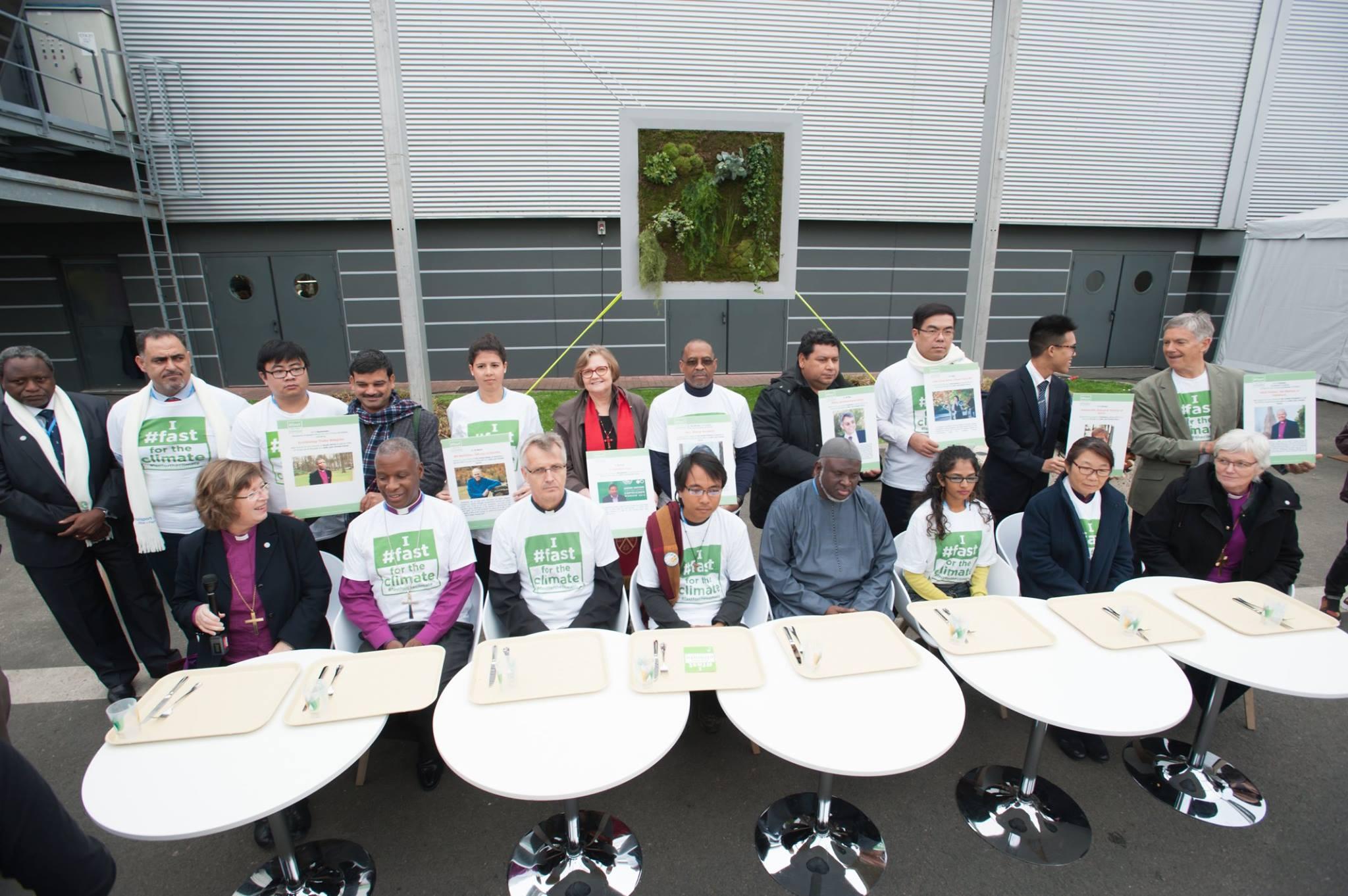 Beim UN-Klimagipfel in Paris (Frankreich) macht eine Gruppe EntscheidungsträgerInnen aus verschiedenen Religionen mit leeren Tabletts aufmerksam auf die Kampagne „Fasten für das Klima“. Foto: LWB/R. Rodrick Beiler