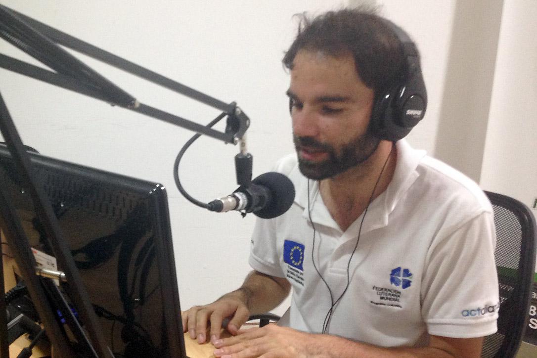 LWB-Radiomoderator Víctor Linares auf Sendung. Foto: LWB-Kolumbien/Nubia Rojas