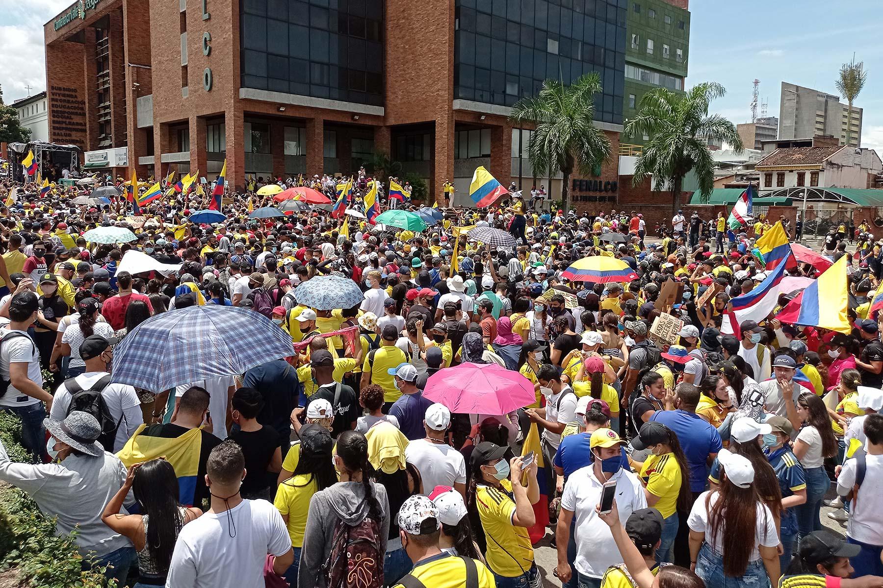 Anti-Regierungs-Demonstrierende in der kolumbianischen Stadt Cali am 1. Mai 2021. Foto: Remux/Wikimedia Commons (CC-BY-SA)