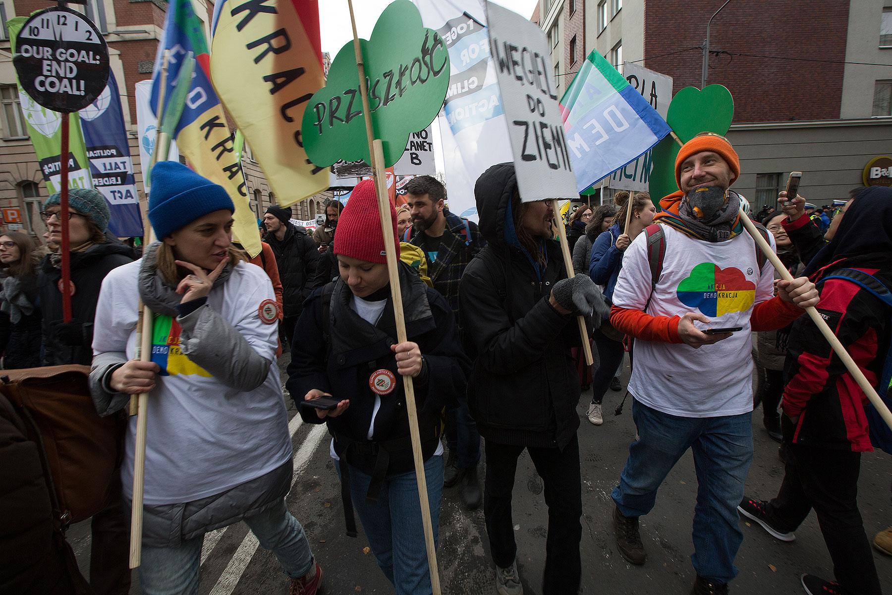 Während der UN-Klimaverhandlungen im Rahmen der COP24 fand in Katowice, Polen, eine Demonstration mit Teilnehmenden aus aller Welt statt. Die Menschen protestierten, weil der Verhandlungsprozess nur sehr langsam voranschritt. Foto: LWB/Sean Hawkey