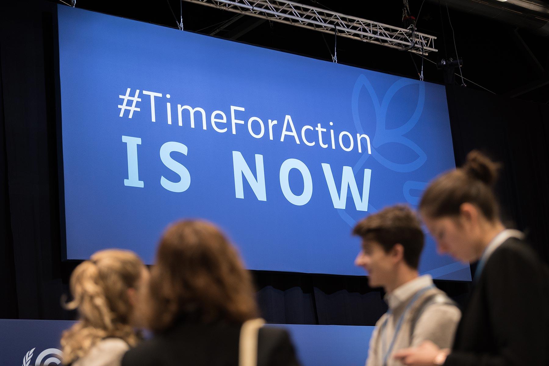 Junge Menschen bei der COP25 in Madrid, Spanien, im Jahr 2019. Der Slogan "#TimeForAction is now" hat nichts von seiner Dringlichkeit verloren. Foto: LWB/Albin Hillert