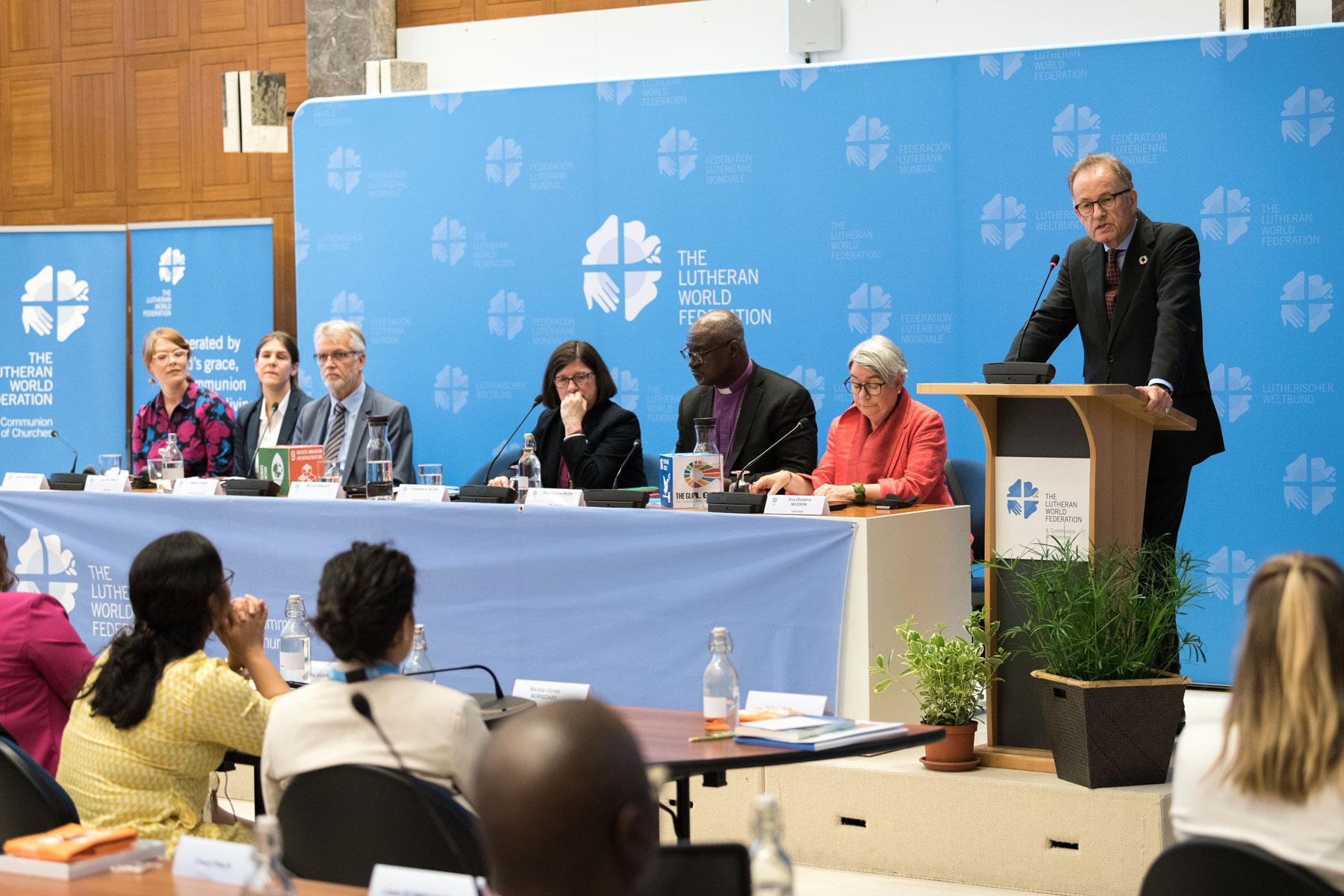 Der Generaldirektor des Büros der Vereinten Nationen in Genf, Michael Møller, spricht bei der offiziellen Vorstellung des Selbstbewertungsinstruments der Initiative „Waking the Giant“ am 17. Juni. Foto: LWB/A. Hillert.