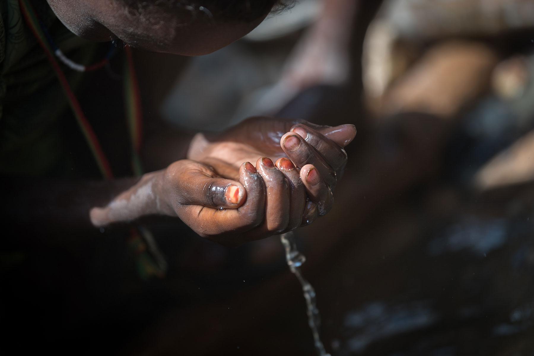 In der Burka Dare Siedlung für Binnenvertriebene in Oromia, Äthiopien, unterstützt, der LWB Binnenvertriebene aus mehreren Regionen des Landes mit Wasserversorgung, sanitäre Einrichtungen und Hygiene (WASH). Foto: LWB/Albin Hillert