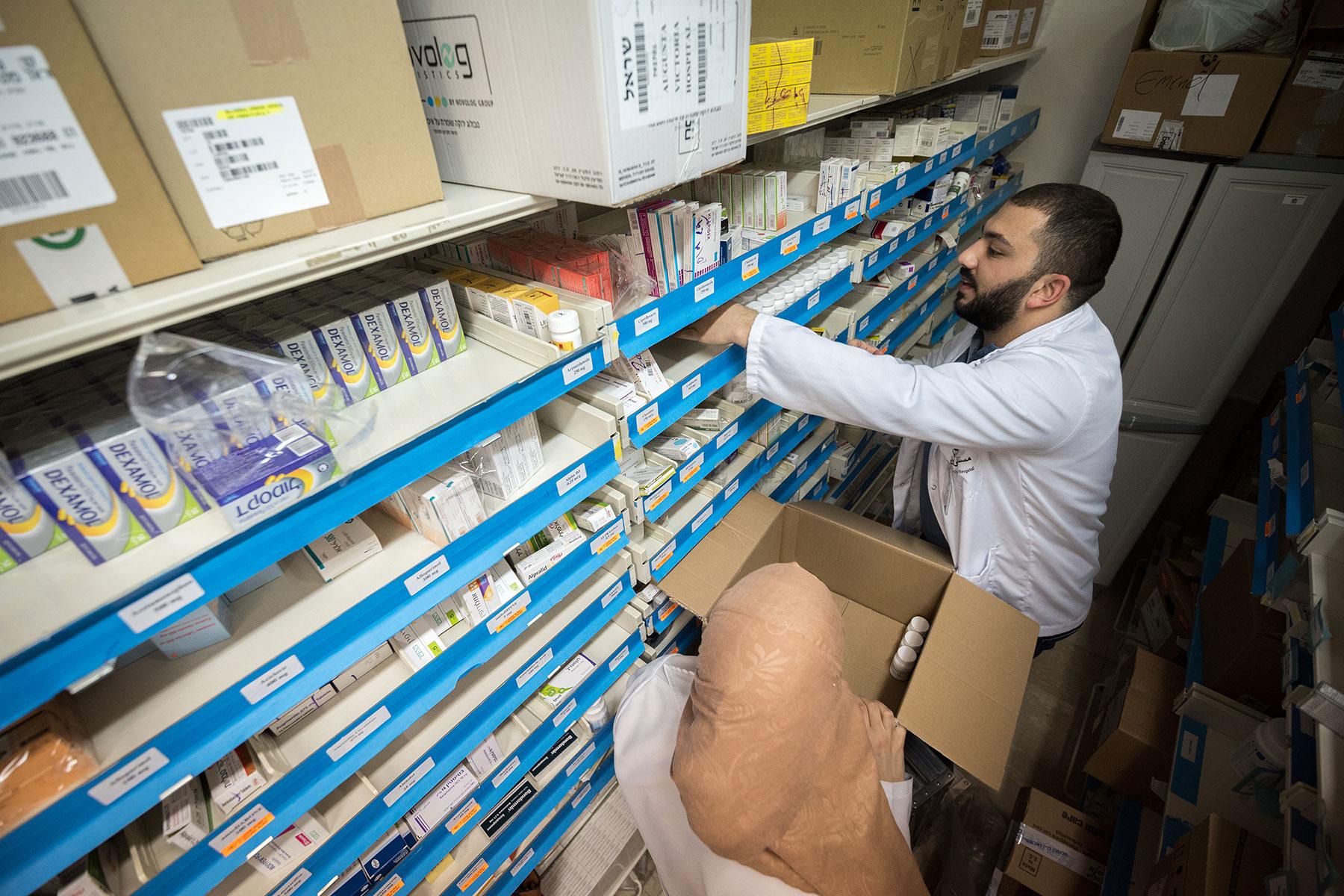 Der Apotheker Nicolas Saliba stockt Medikamenten im Augusta-Victoria-Krankenhaus in Jerusalem auf. Foto: LWB/Albin Hillert