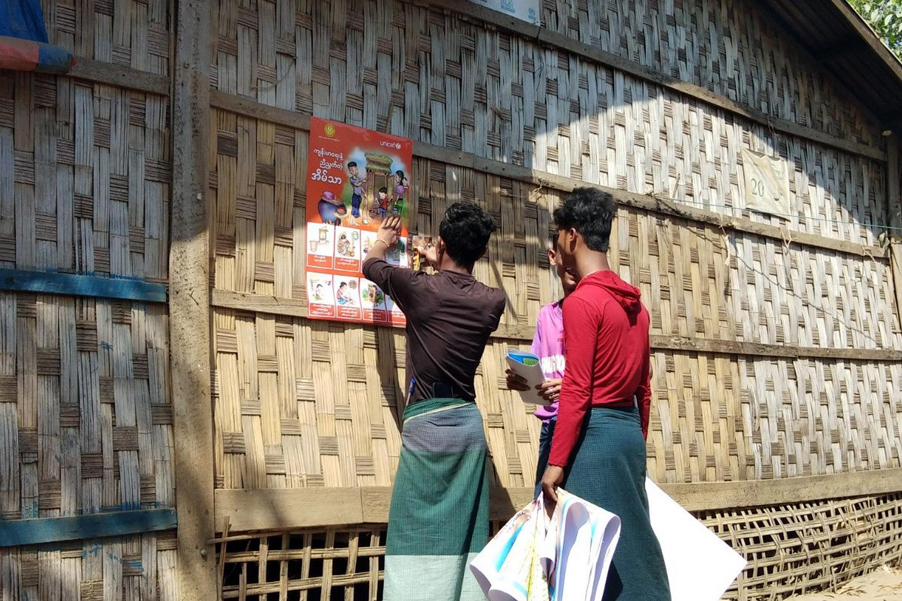 In Myanmar unterstützt der LWB in den Staaten Rakhine, Chin und Kayin Sensibilisierungsmaßnahmen, die die Menschen über COVID-19 aufklären sollen. Hier werden Poster verteilt, die in den lokalen Sprachen über Hygiene- und andere Maßnahmen informieren, durch die die Ausbreitung des Virus verhindert werden kann. Foto: LWB-Myanmar
