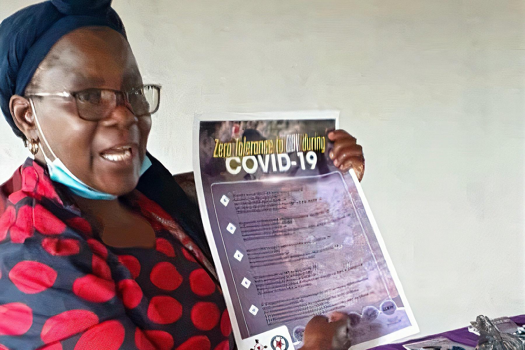 Pfarrerin Dr. Elitha Moyo berichtet im Bezirk 23 von Mberengwa über bewährte Praktiken im Umgang mit COVID-19 und die Verhinderung von geschlechtsspezifischer Gewalt. Mberengwa ist ein Grenzort in Simbabwe und damit durch COVID-19 und geschlechtsspezifische Gewalt besonders gefährdet. Foto: ELKS