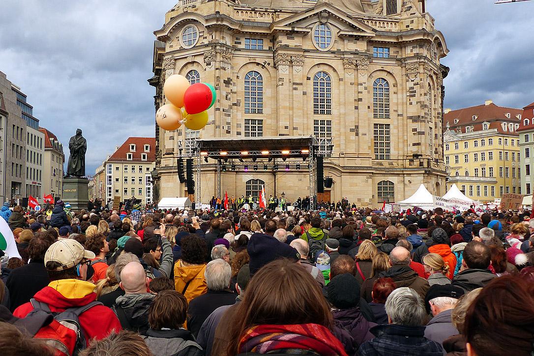 Anti-Pegida: Kundgebung für Weltoffenheit, Mitmenschlichkeit und Dialog vor der Frauenkirche in Dresden. Foto: Bernd Gross
