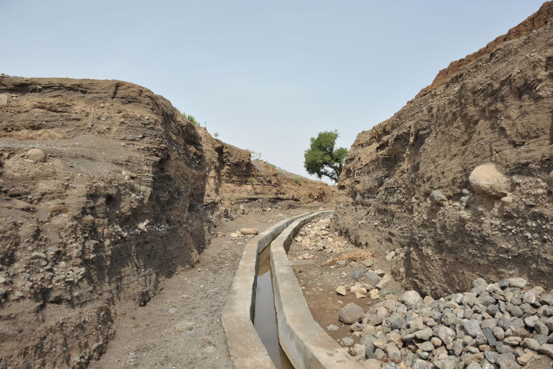 In Äthiopien, einem Land, das immer wieder von Dürreperioden heimgesucht wird, unterstützt das LWB-Länderprogramm bäuerliche Familien in Lalibela beim Bau von Bewässerungskanälen und der Terrassierung von Feldern. Foto: LWB/C. Kästner
