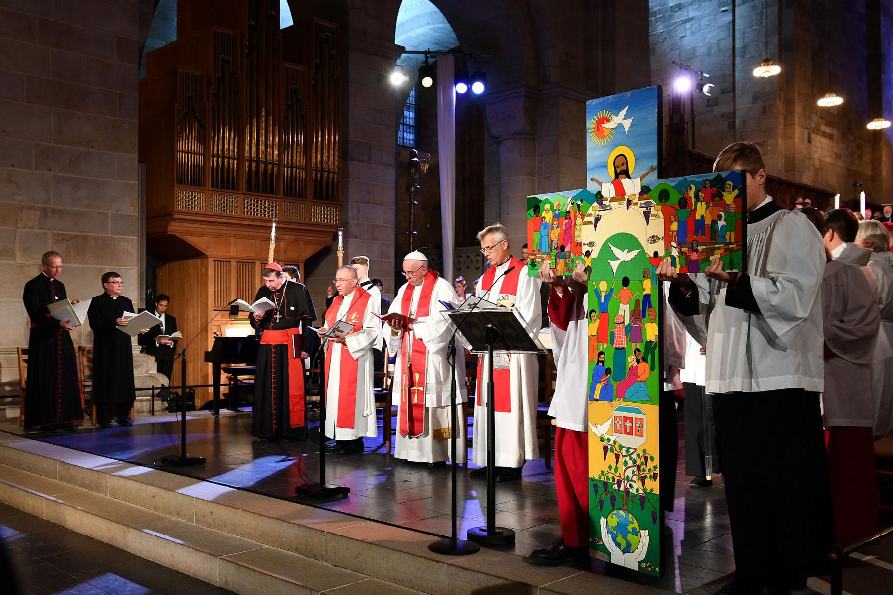 Kurt Cardinal Koch, President, Pontifical Council for Promoting Christian Unity; LWF President Bishop Dr Munib A. Younan; Pope Francis; and LWF General Secretary Rev. Dr Martin Junge, at the Joint Catholic-Lutheran Commemoration of the Reformation in Lund, Sweden, 31 October 2016. Photo: LWF