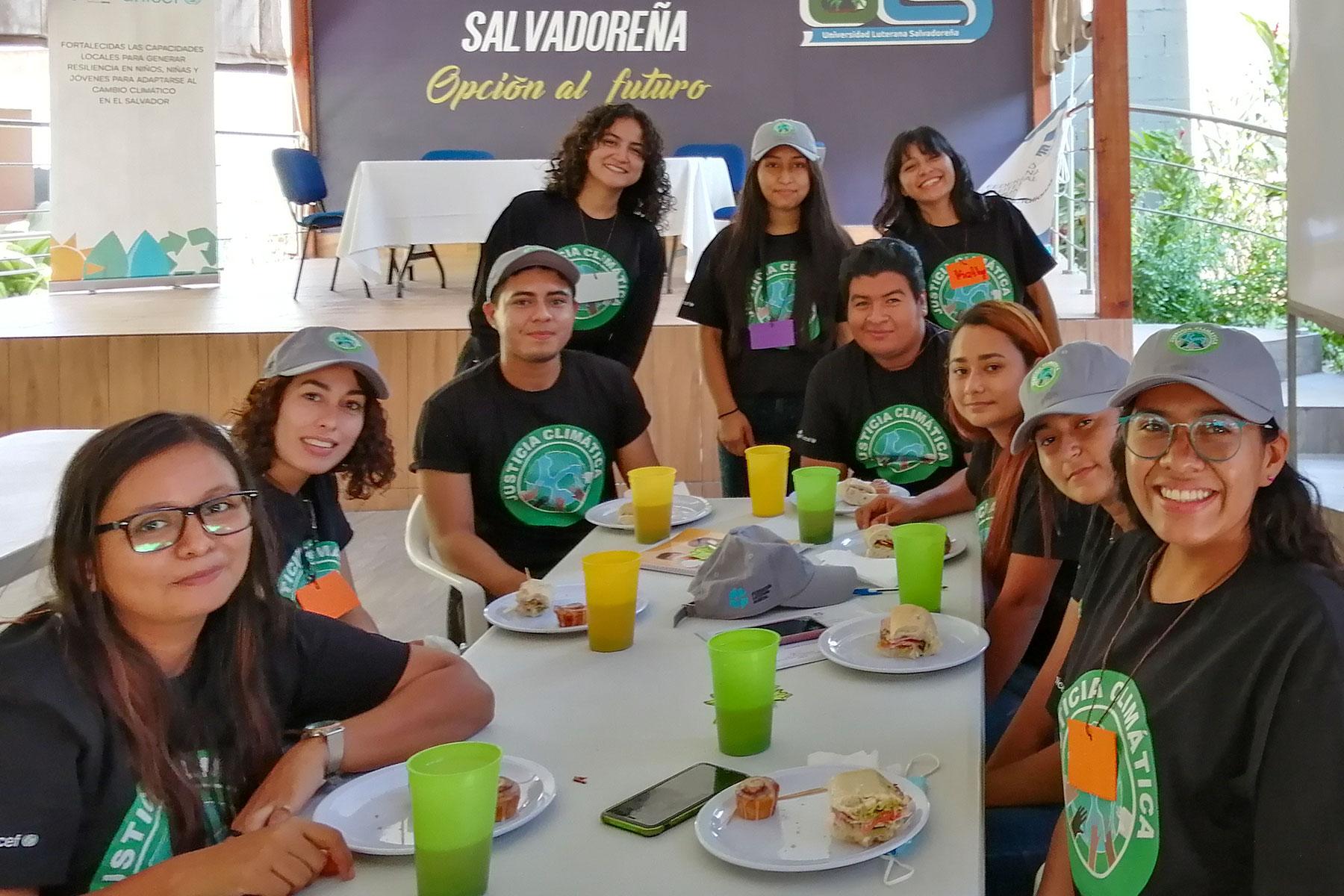 In der salvadorianischen lutherischen Kirche spielen die „Stewards of Creation“ eine Schlüsselrolle bei der Förderung von Klimagerechtigkeit und Schöpfungsbewahrung in Kirche und Gesellschaft. Hier genießen sie das Mittagessen während eines Workshops. Foto: SLS