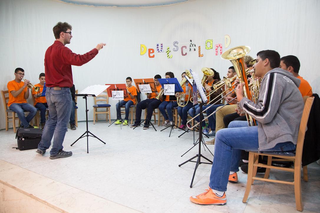 Der Posaunenchor „Brass for Peace“ spielt in der Schule der Hoffnung in Ramallah, deren Trägerin die ELKJHL ist. Foto: ELKJHL