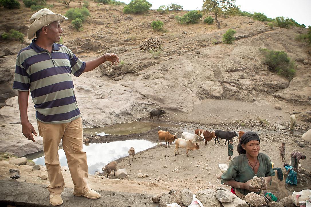 Das neue vom LWB gebaute Bewässerungssystem kann Wasserläufe, die ein grösseres Wasservolumen führen, anzapfen und umlenken. Foto: LWB Äthiopien