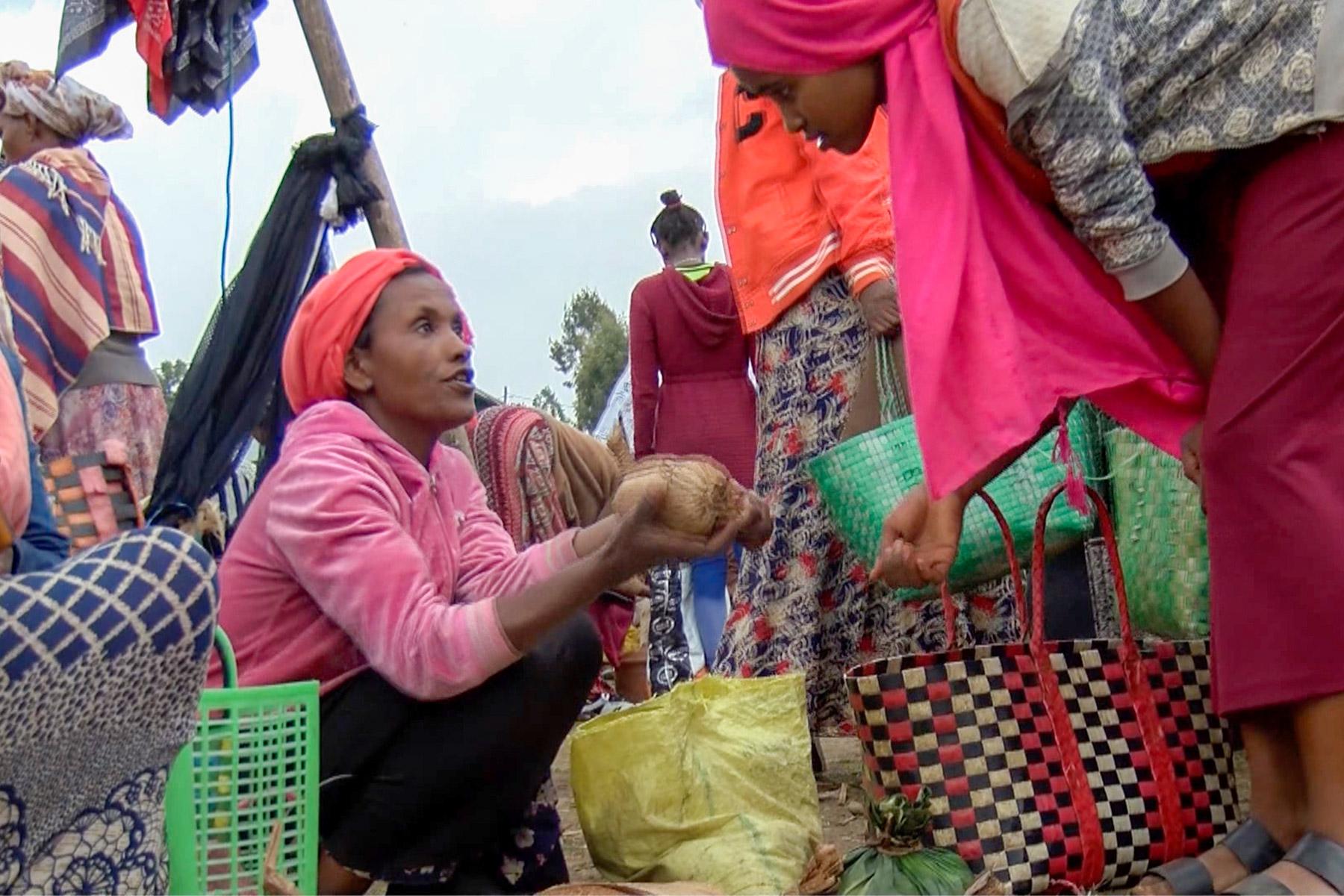 Migrantinnen, die in die Heimat zurückgekehrt sind, verdienen mit eigenen kleinen Geschäften ihren Lebensunterhalt und wurden dafür von „Symbols of Hope Ethiopia“ unterstützt. Foto: ÄEKMY-DASSC