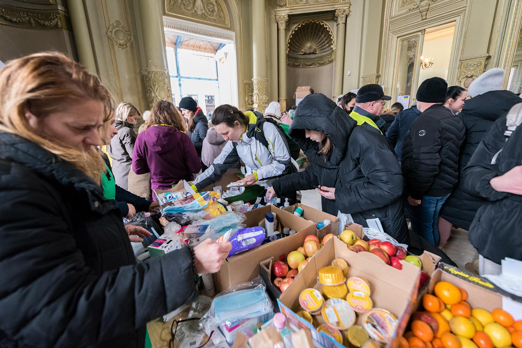 Since the Russian invasion of Ukraine began on 24 February 2022, the Nyugati train station in Budapest has become a central entry point for refugees arriving by train from the Ukrainian border areas in northeast Hungary. At the station, a range of civil society organisations and other volunteers offer support to incoming refugees. Photo: LWF/Albin Hillert