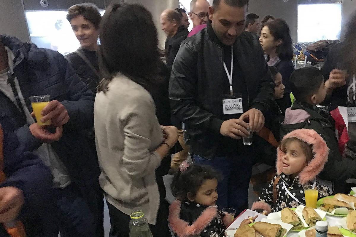 Ein ehrenamtlicher Mitarbeiter begrüßt 40 Menschen aus dem Libanon auf dem Flughafen Charles de Gaulle am 29. Januar 2018. Familien und Einzelpersonen werden in unterschiedlichen Regionen leben, dies richtet sich nach den Aufnahmekapazitäten vor Ort. Foto: Jean-Michel Hitter/FEP