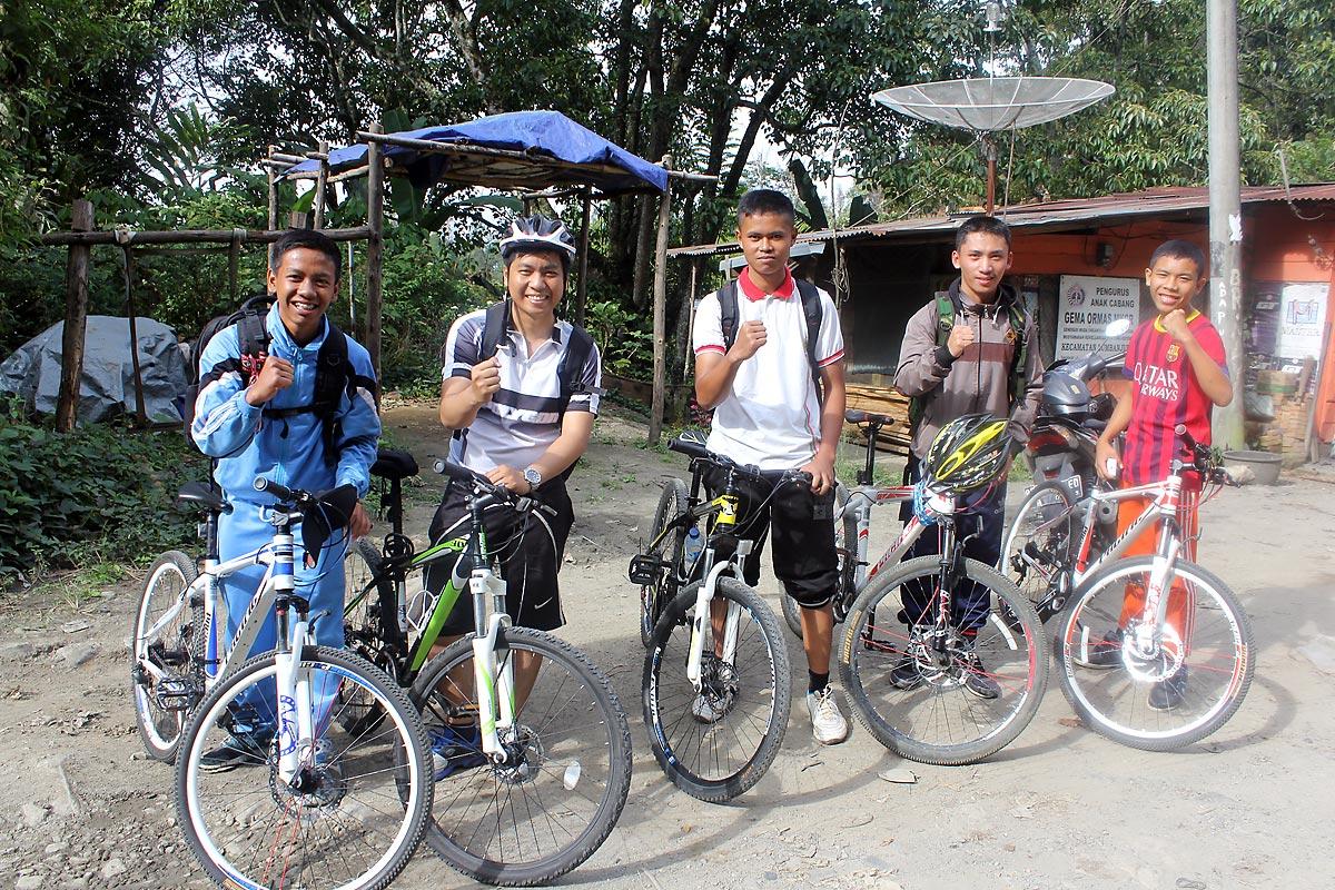 Theologiestudenten aus Pematang Siantar mit ihren Fahrrädern. Das Projekt hat in einem Land, wo Fahrräder teuer und als Verkehrsmittel wenig bekannt sind, 50 Studierende zum Mitmachen animiert. Foto: Daniel Sinaga