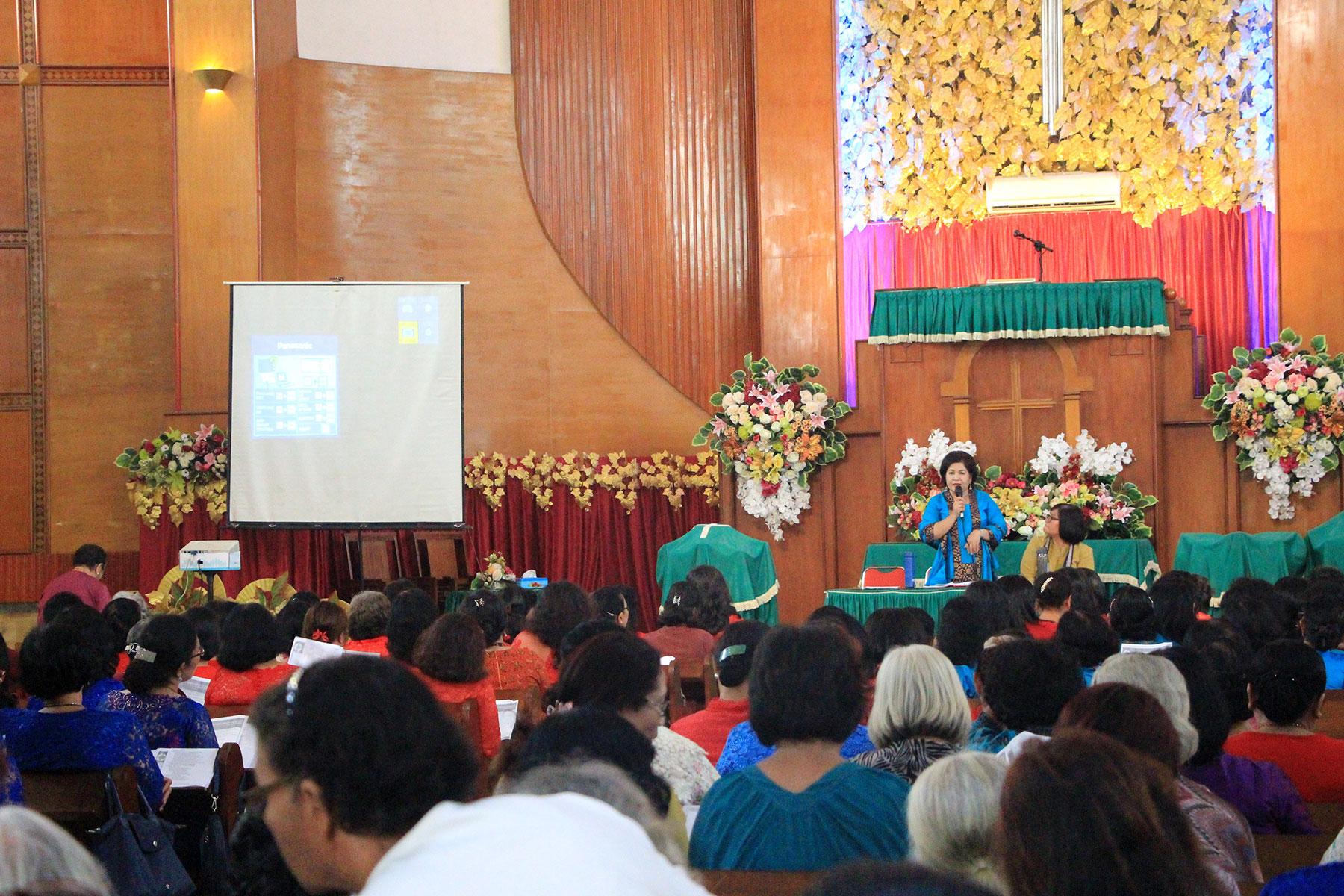 Am 19. August 2020 sind mehrere hundert Frauen von der Christlich-Protestantischen Kirche in Indonesien (GKPI) in einer Kirche in Medan, Nordsumatra, zusammengekommen, um sich über Möglichkeiten der Umsetzung des Grundsatzpapiers zum Thema Gendergerechtigkeit des Lutherischen Weltbundes (LWB) in ihrem lokalen Kontext zu informieren. Foto: GKPI