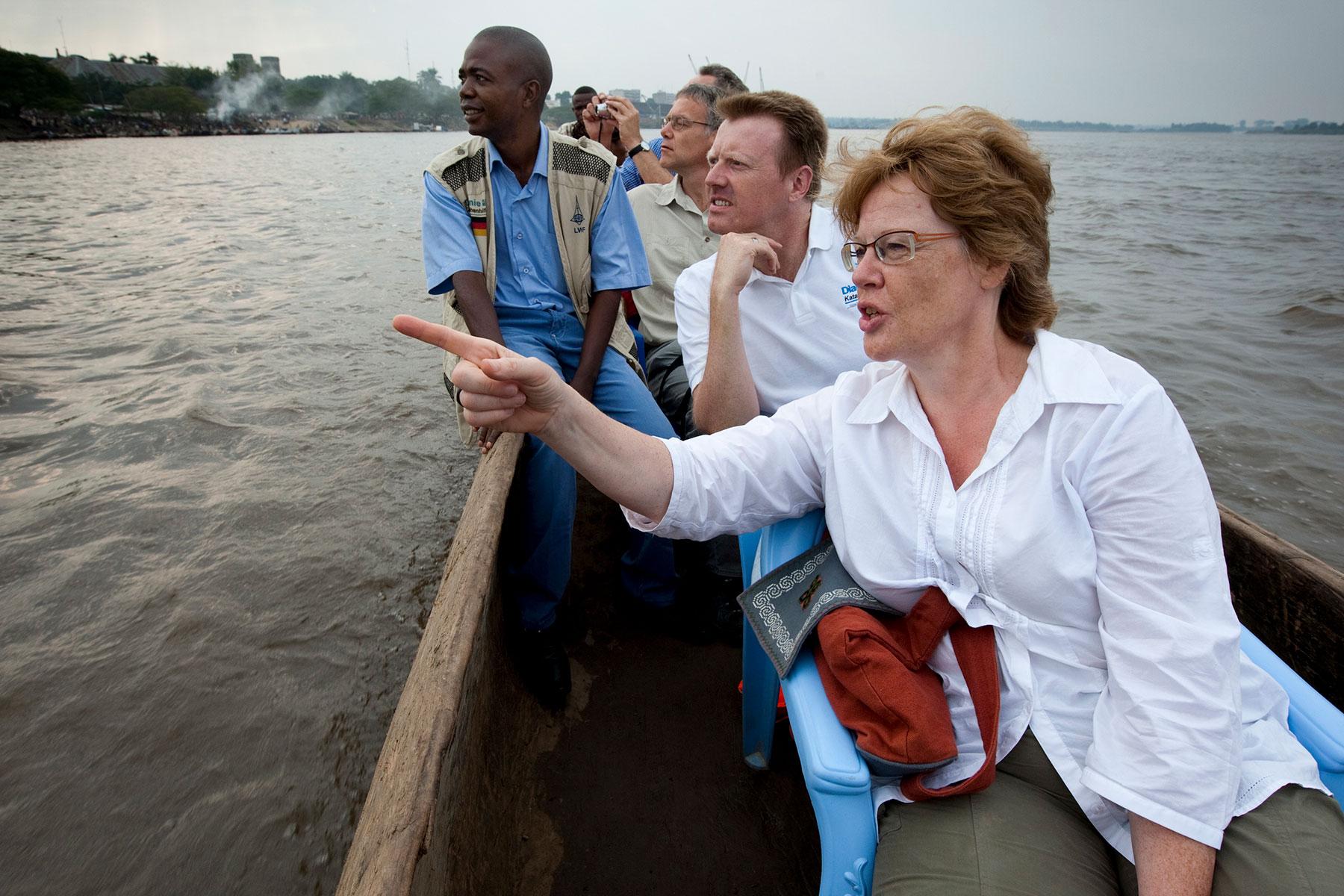 Cornelia Füllkrug-Weitzel bei einer Bootstfahrt auf dem Kongo in der Demokratischen Republik Kongo, 2010. Foto: Christoph Püschner/Brot für die Welt
