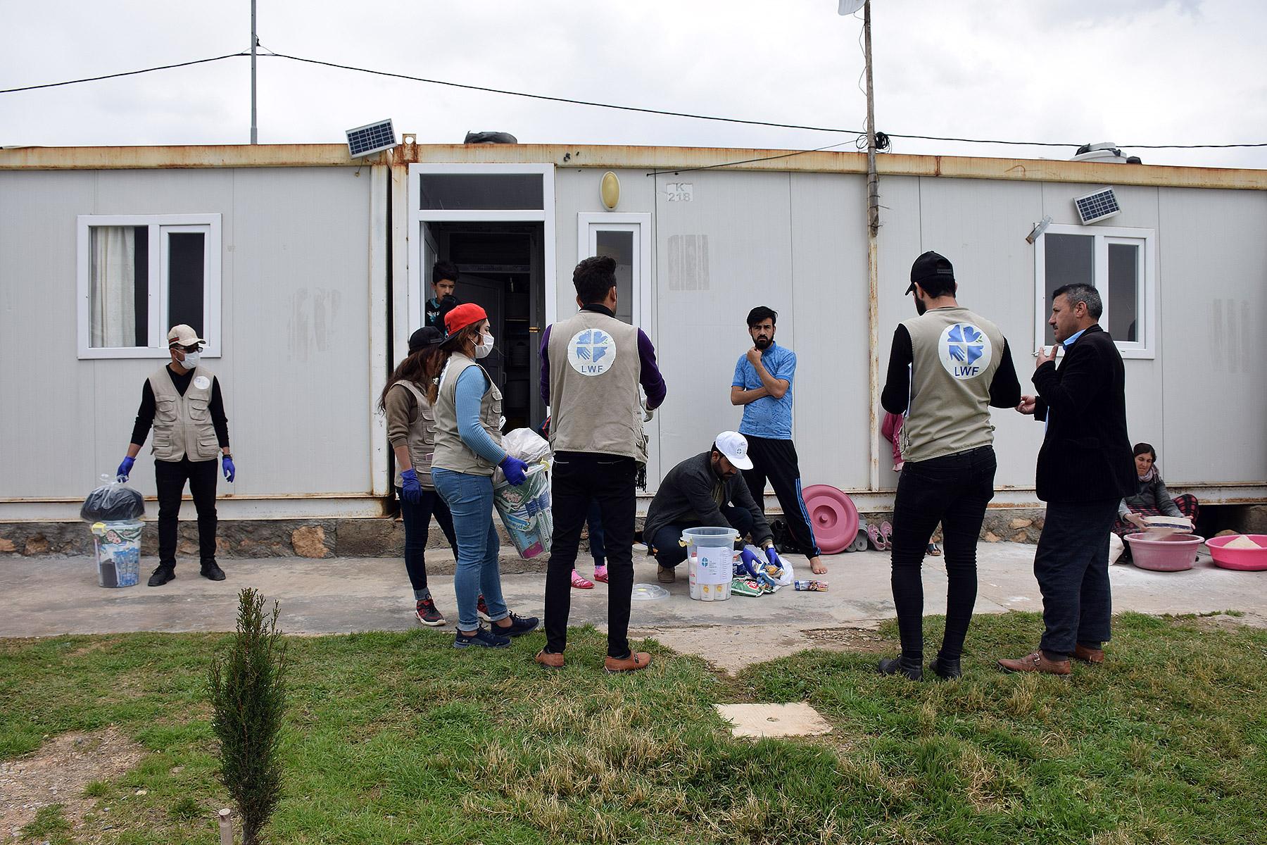 Foto: LWB-Personal verteilt Hygiene-Sets direkt an die Familien, die im Lager Dawodiya für Binnenvertriebene im Norden Iraks leben. Foto: LWB Irak