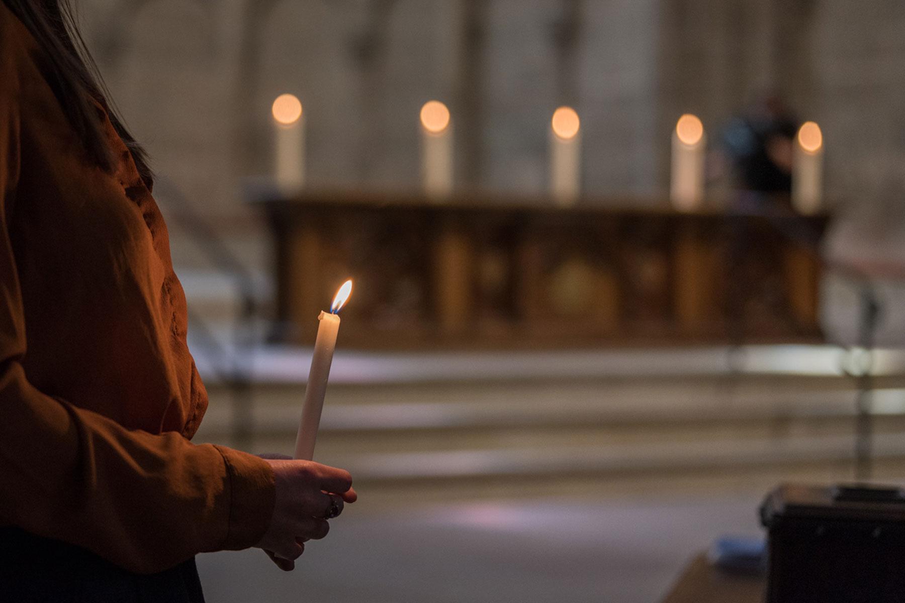 Emma van Dorp lit five symbolic candles on the altar, as the church leaders affirmed the âwish to make more visible our common witness in worship and service, on our journey together towards visible unity.â Photo: LWF/Albin Hillert