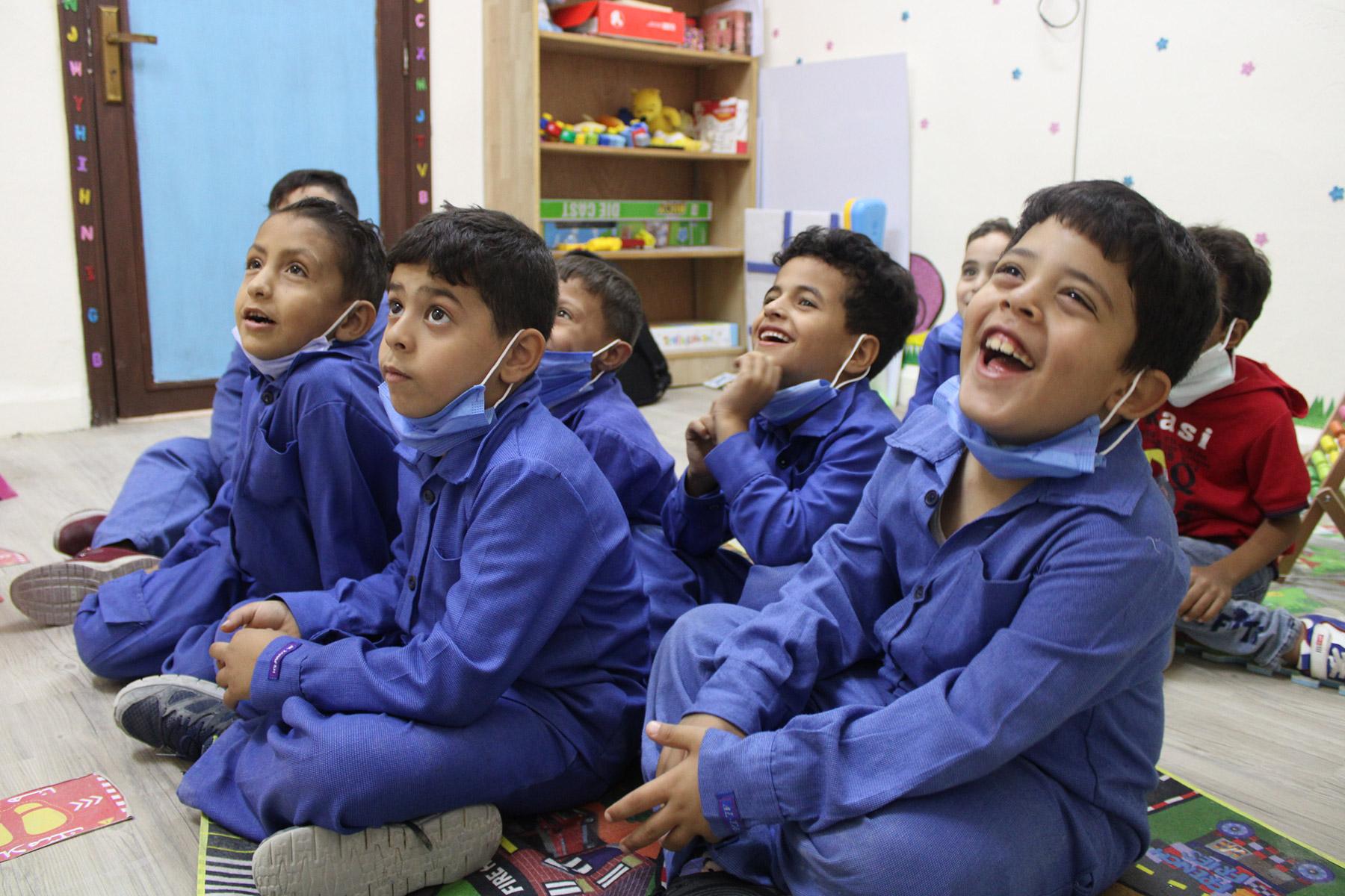 Schulkinder beim Unterreicht in einem Multifunktionsraum. Foto: LWB/A. Alsamra
