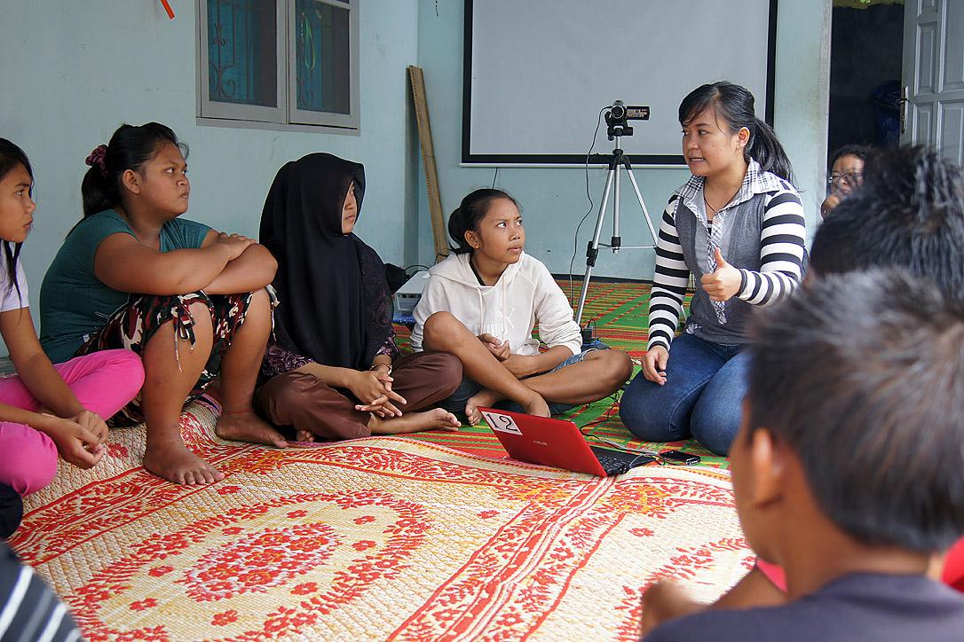 Im Rahmen eines vom indonesischen LWB-Nationalkomitee organisierten Jugendworkshops in Desa Bulu Cina (Sumatra) klärt Elisabeth Purba (Mitte) über HIV und AIDS auf. Foto: LWB/C. Kästner