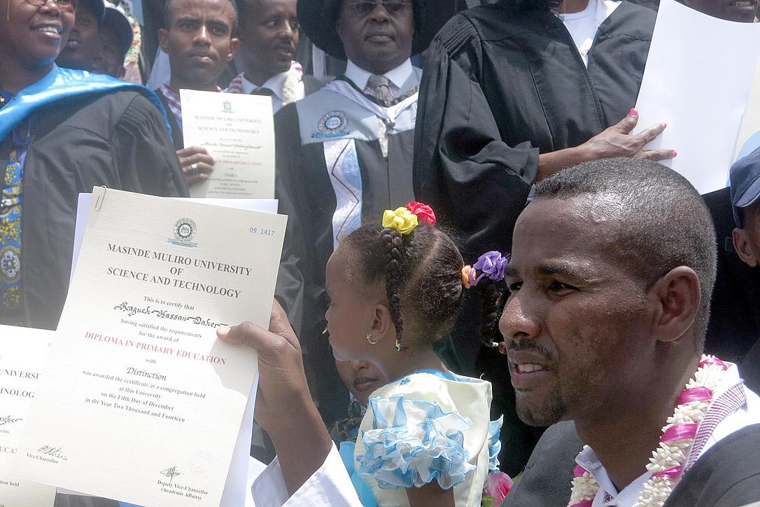 Absolventinnen und Absolventen mit ihren Diplomen bei der Abschlussfeier. Foto: LWB/Kenia-Dschibuti