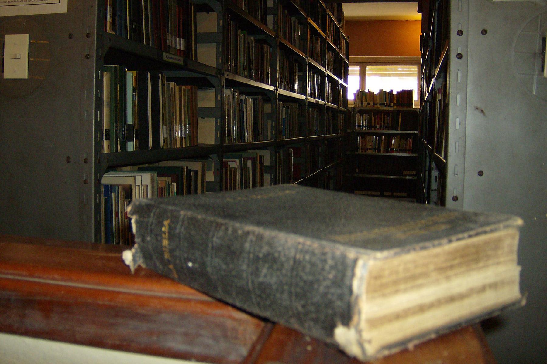Bücher, die ehemals im Evangelischen Institut für Höhere Theologische Studien (ISEDET) gelagert waren. Das Institut wurde 2016 geschlossen. Foto: ISEDET Archiv