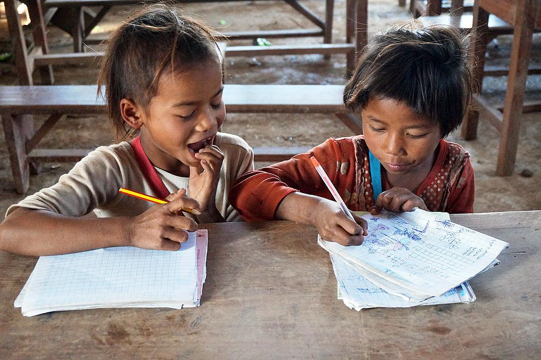 Vone und Viengkeo sind eifrige Schülerinnen. Foto: LWB-Laos