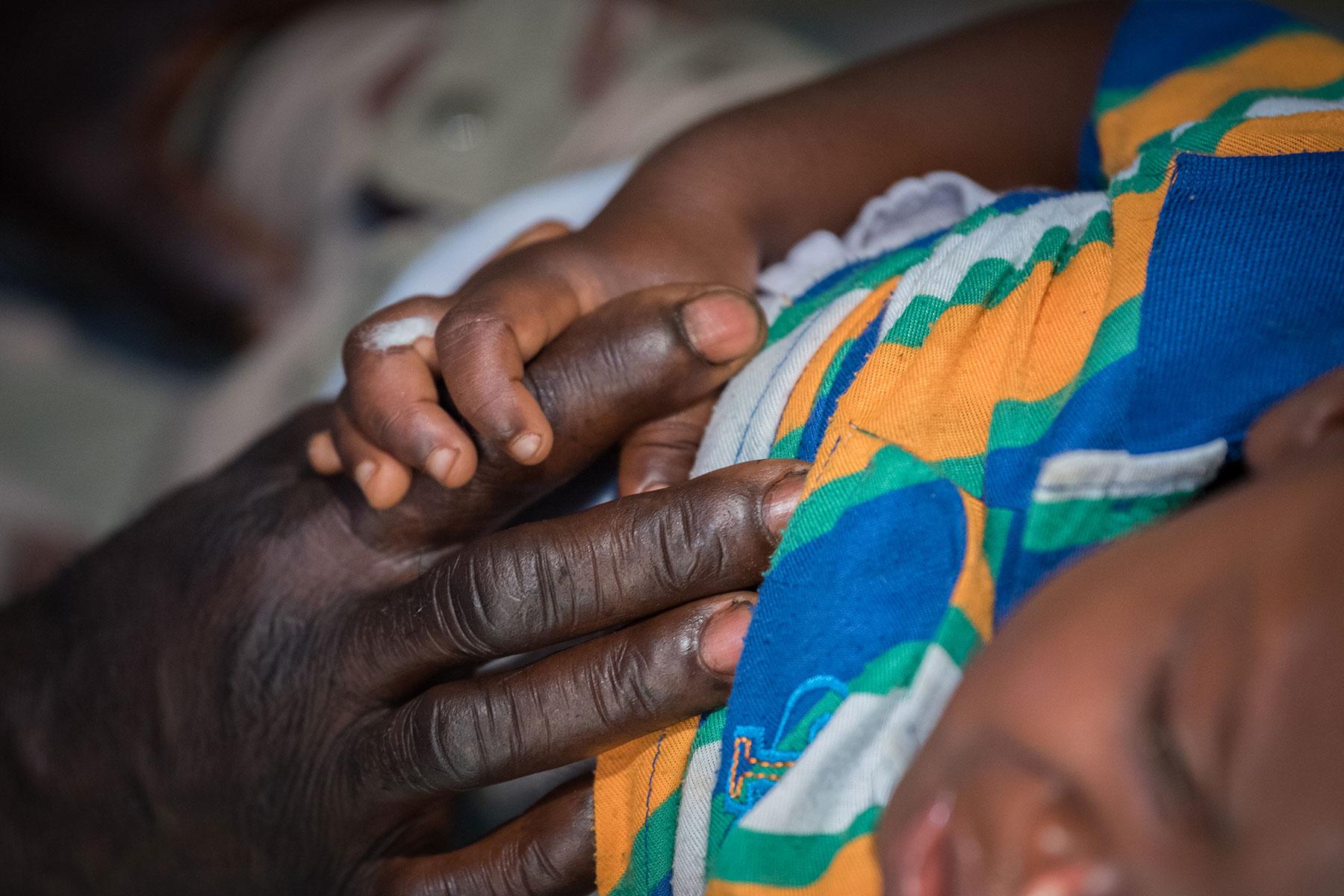 Ein kleiner Junge wird im Ganta United Methodist Hospital in Liberia behandelt. Fotos: LWB/Albin Hillert