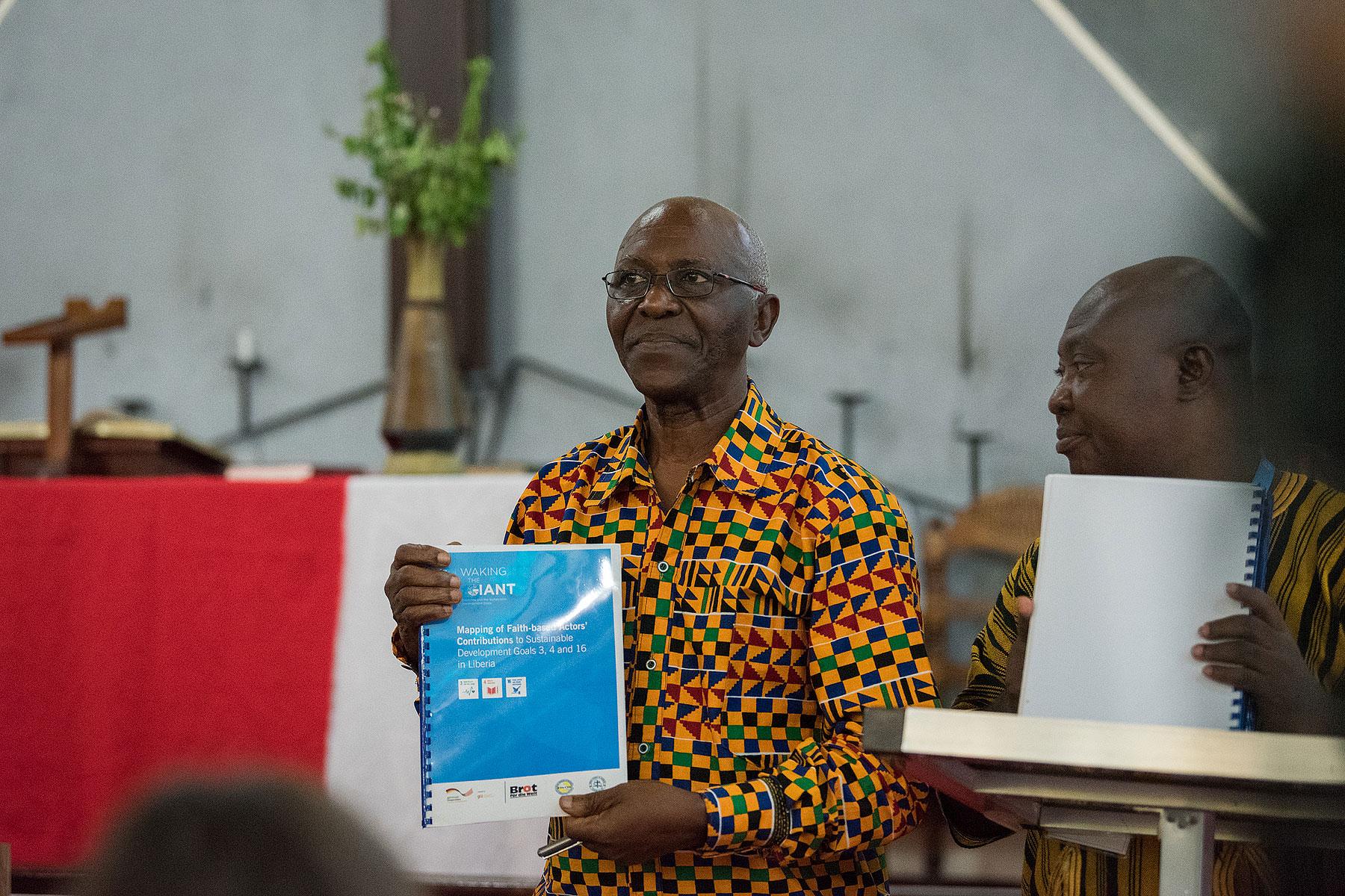 Liberias Bildungsminister, Professor Ansu Sonii, während der Tagung in Liberia. Foto: LWB/ Albin Hillert